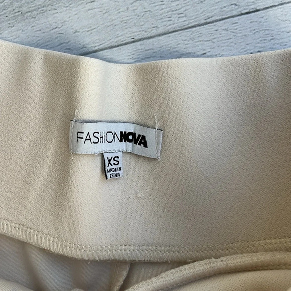 Fashion Nova Cream Two Piece Short Set XS - Picture 8 of 9